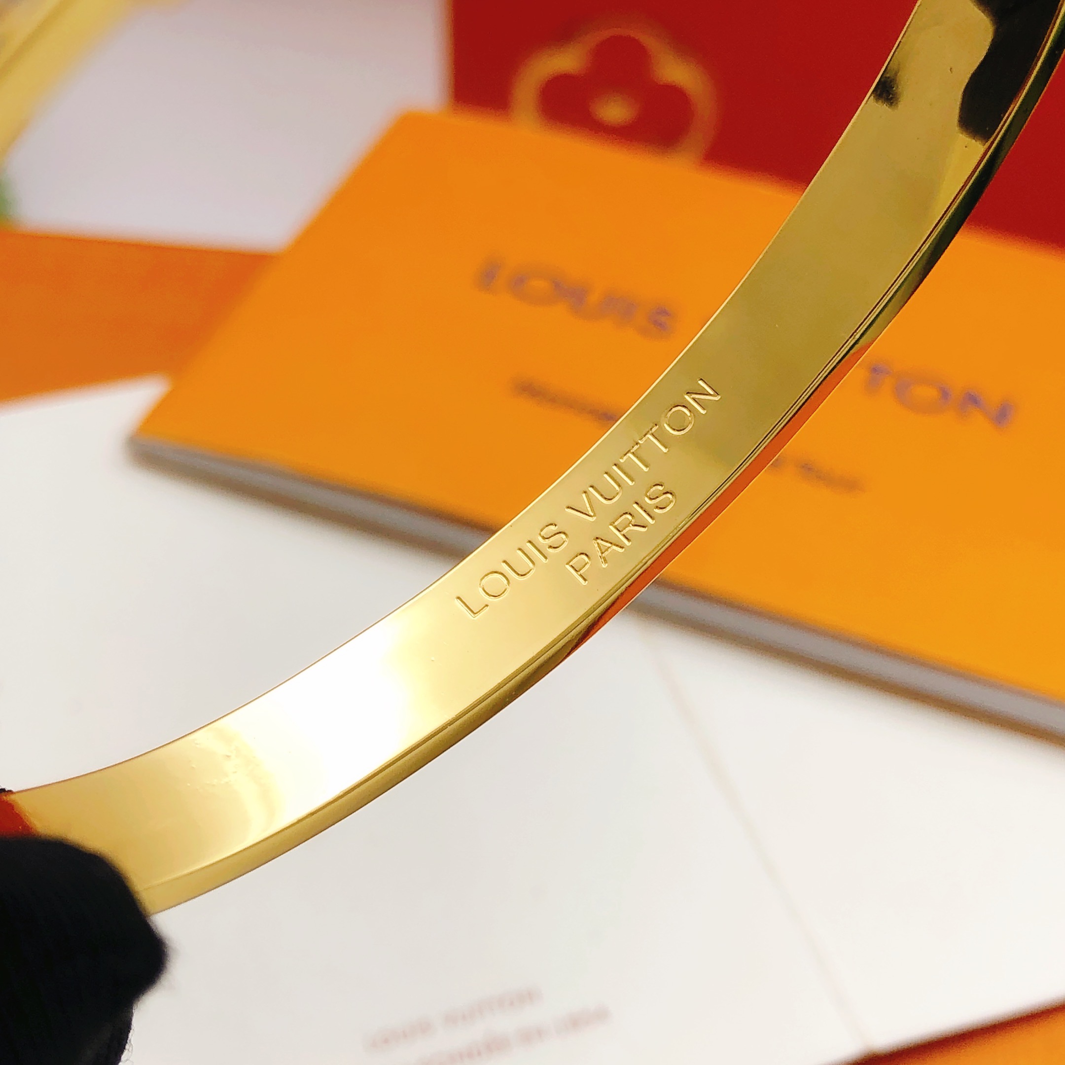 LV高仿女士手鐲滿鑽Logo雙圈設計奢華款|超A仿原單精品圖片 9 LV高仿女士手鐲滿鑽Logo雙圈設計奢華款|歐美奢侈品精品推薦