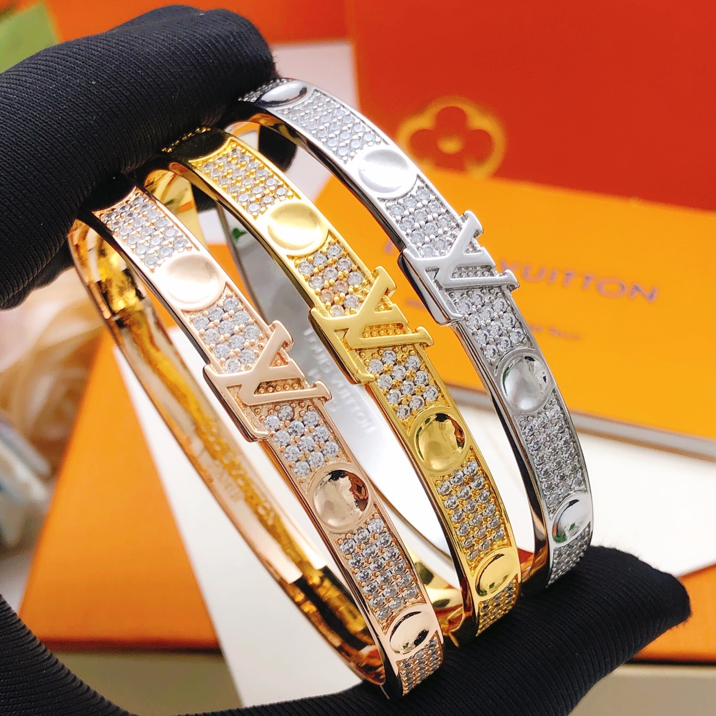 LV高仿女士手鐲滿鑽Logo雙圈設計奢華款|超A仿原單精品圖片 8 LV高仿女士手鐲滿鑽Logo雙圈設計奢華款|歐美奢侈品精品推薦