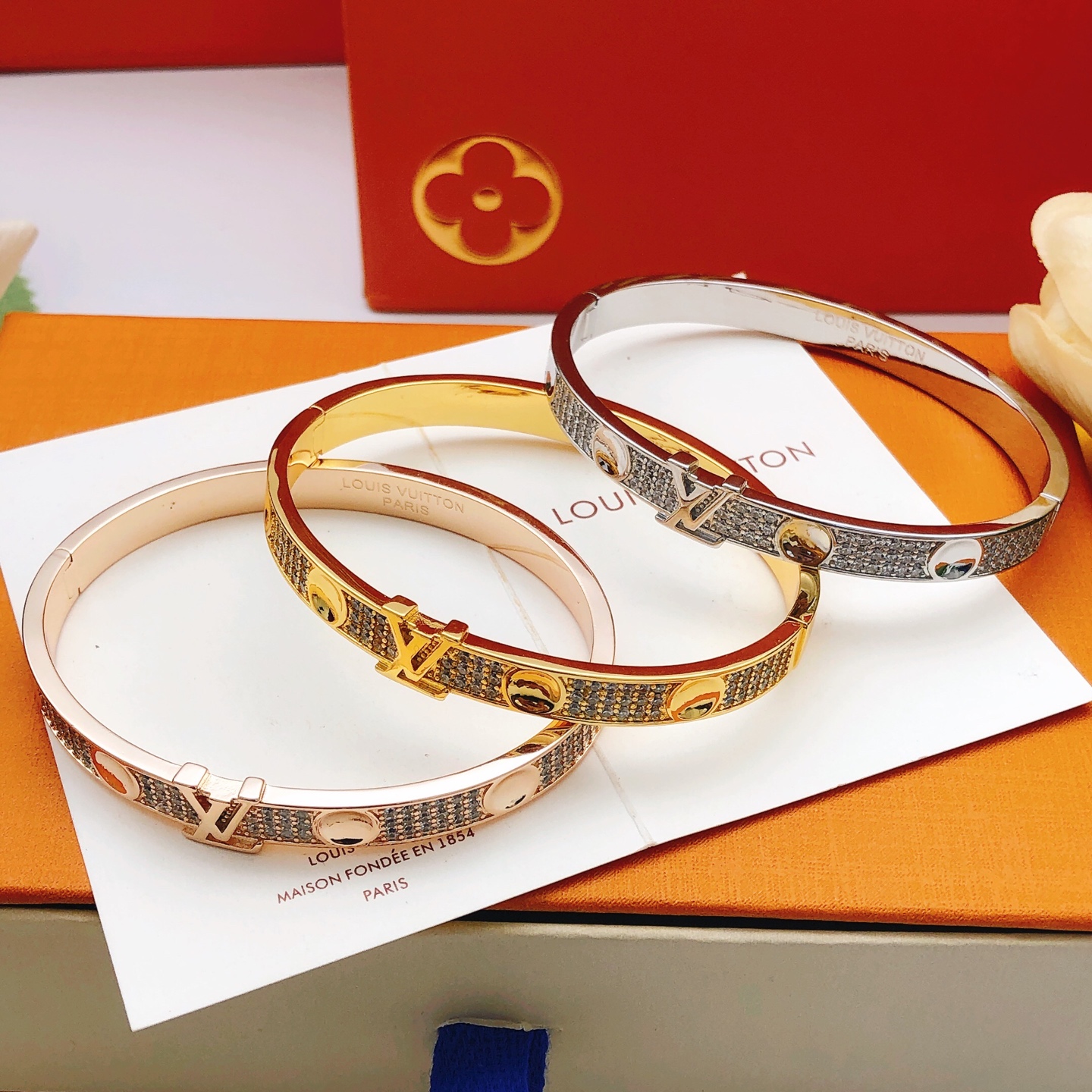 LV高仿女士手鐲滿鑽Logo雙圈設計奢華款|超A仿原單精品圖片 7 LV高仿女士手鐲滿鑽Logo雙圈設計奢華款|歐美奢侈品精品推薦