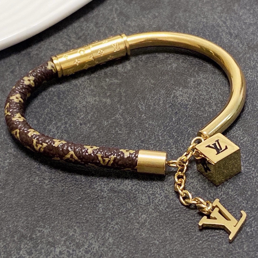 LV高仿女士手環經典老花拼接金屬吊飾優雅百搭｜歐美奢侈品精品推薦