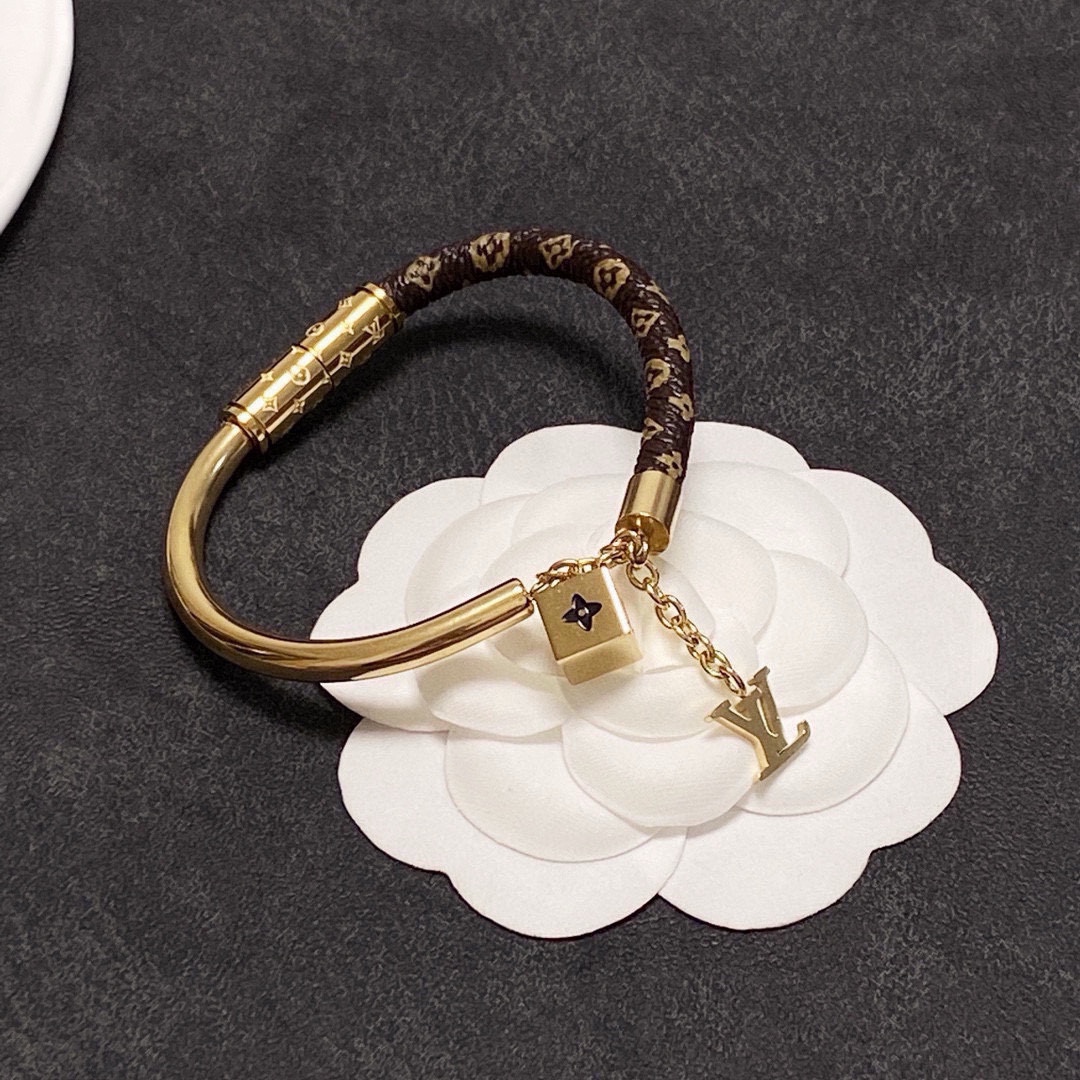 LV高仿女士手環經典老花拼接金屬吊飾優雅百搭｜歐美奢侈品精品推薦