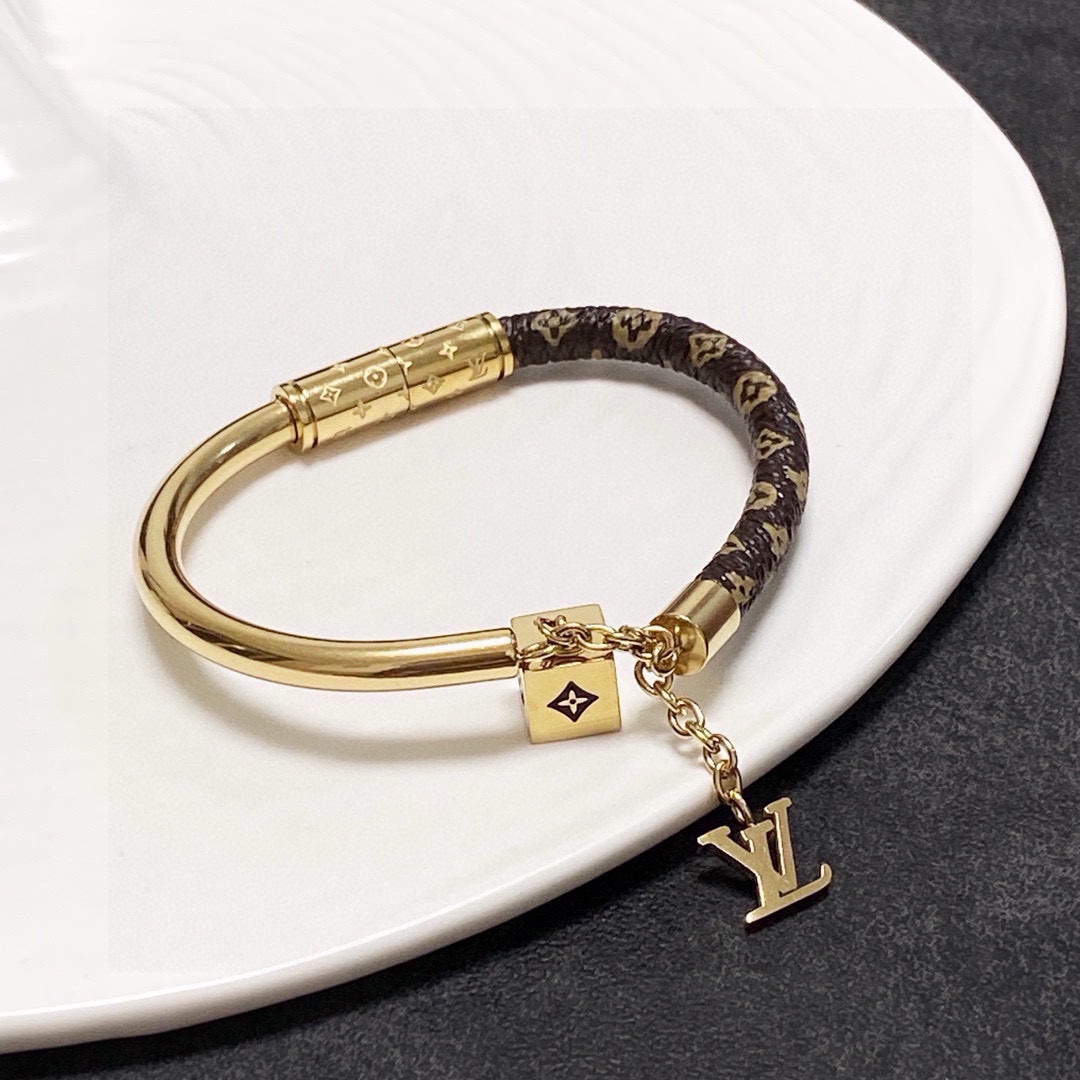 LV高仿女士手環經典老花拼接金屬吊飾優雅百搭｜歐美奢侈品精品推薦
