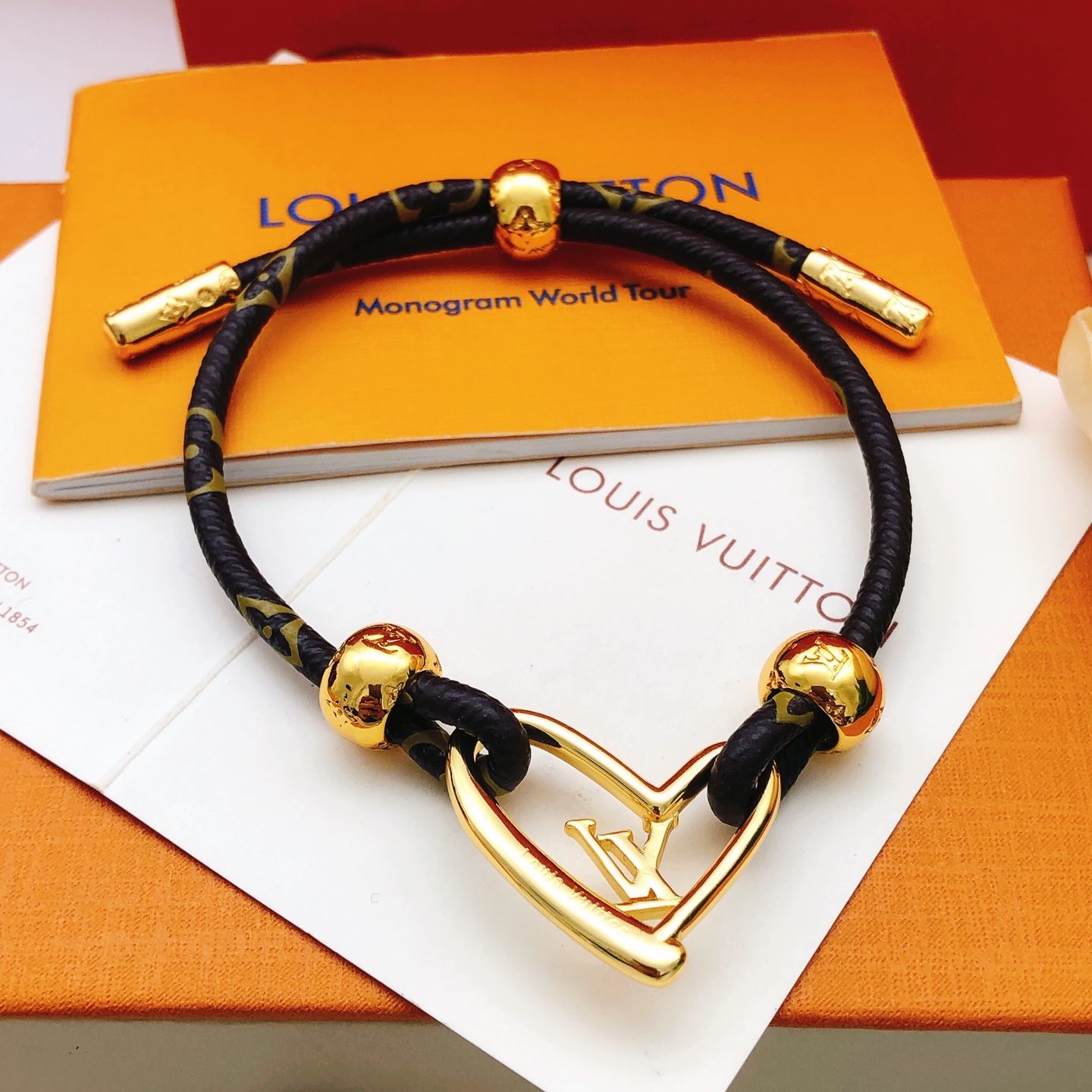 LV高仿女士手鍊皮革心形吊飾金色點綴時尚款｜歐美奢侈品精品推薦