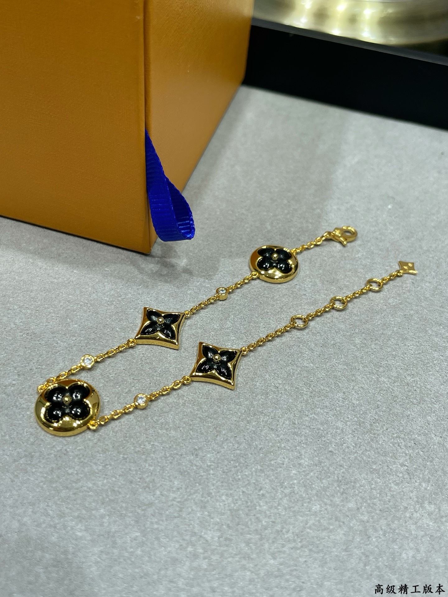 LV高仿女士手鍊綠黑色Monogram花形吊飾優雅款｜歐美奢侈品精品推薦
