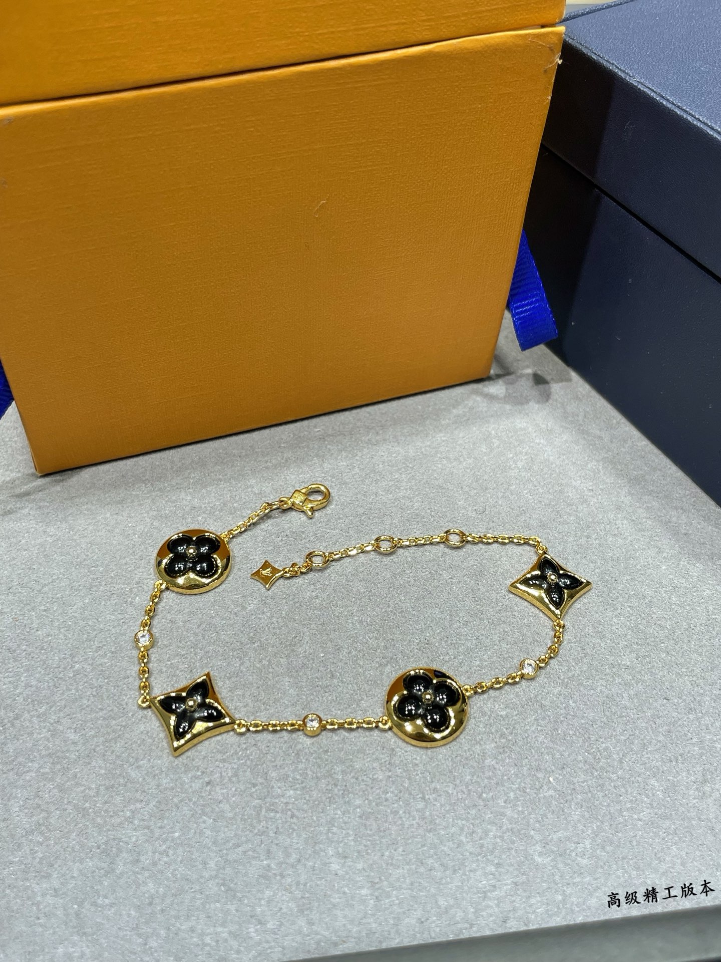 LV高仿女士手鍊綠黑色Monogram花形吊飾優雅款｜歐美奢侈品精品推薦
