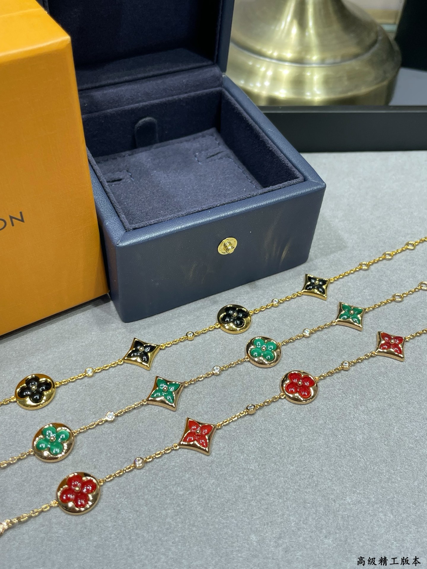LV高仿女士手鍊綠黑色Monogram花形吊飾優雅款｜歐美奢侈品精品推薦