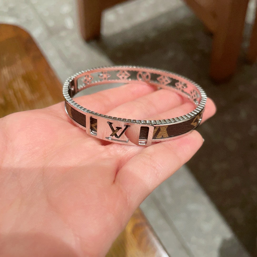 LV高仿Monogram銀色手環精緻時尚百搭飾品｜歐美奢侈品精品推薦