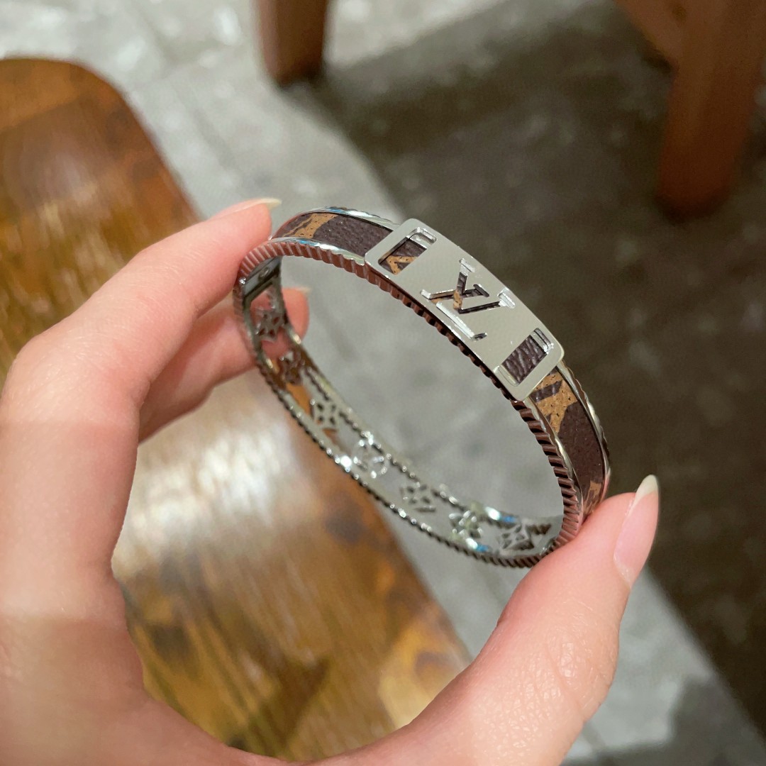 LV高仿Monogram銀色手環精緻時尚百搭飾品｜歐美奢侈品精品推薦