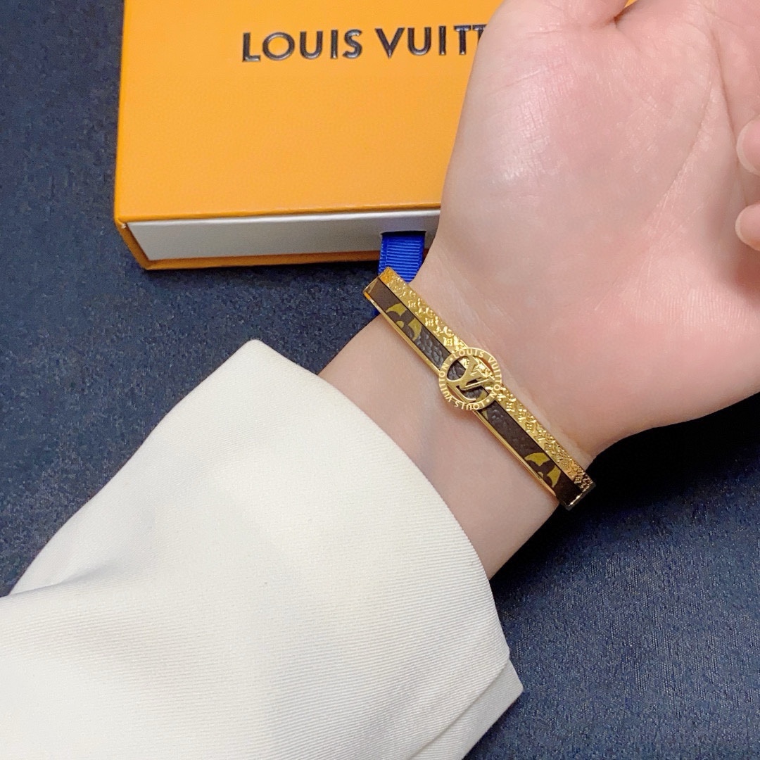 LV一比一女士金色圓標經典Monogram手環低調奢華款｜歐美奢侈品精品推薦