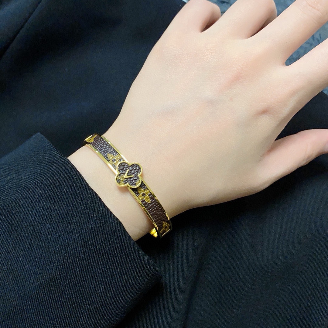 LVA貨男女款Monogram花形飾牌手環經典雙色款｜歐美奢侈品精品推薦