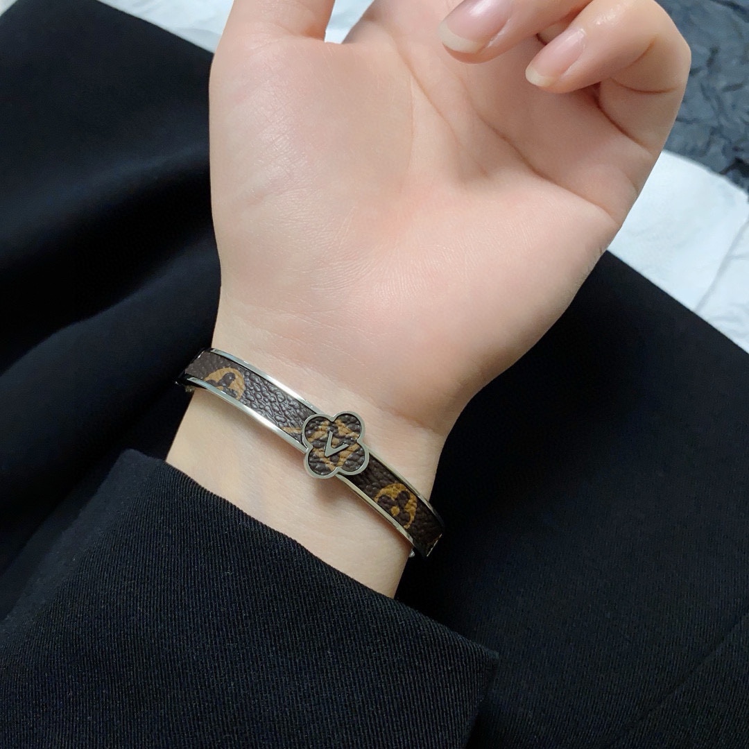 LVA貨男女款Monogram花形飾牌手環經典雙色款｜歐美奢侈品精品推薦