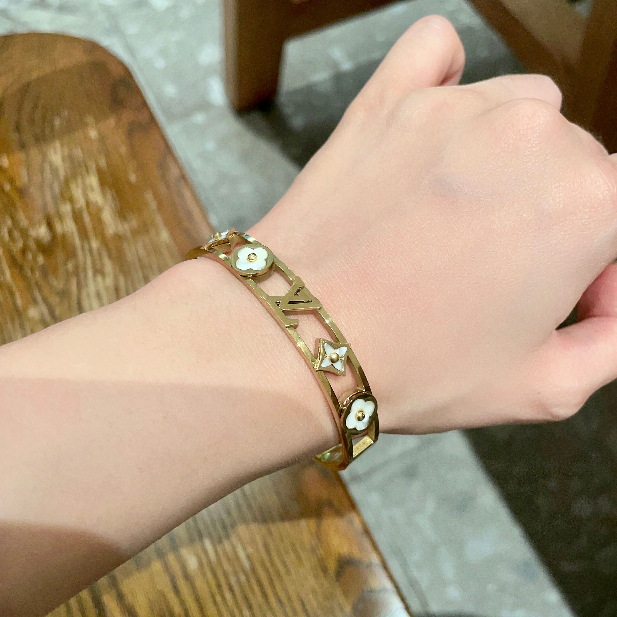 LV原單女士金色鏤空花形飾牌手環優雅百搭款｜歐美奢侈品精品推薦