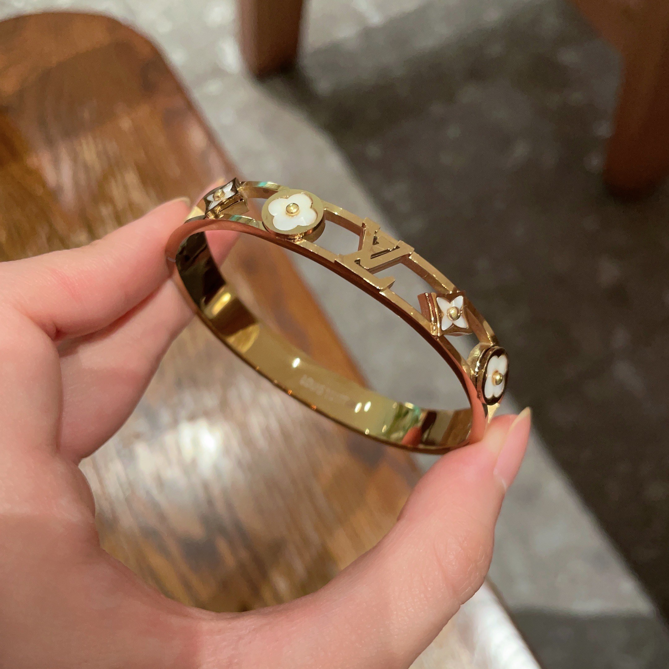 LV原單女士金色鏤空花形飾牌手環優雅百搭款｜歐美奢侈品精品推薦