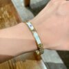 LV原單女士金色白底彩標手環清新時尚百搭款｜歐美奢侈品精品推薦