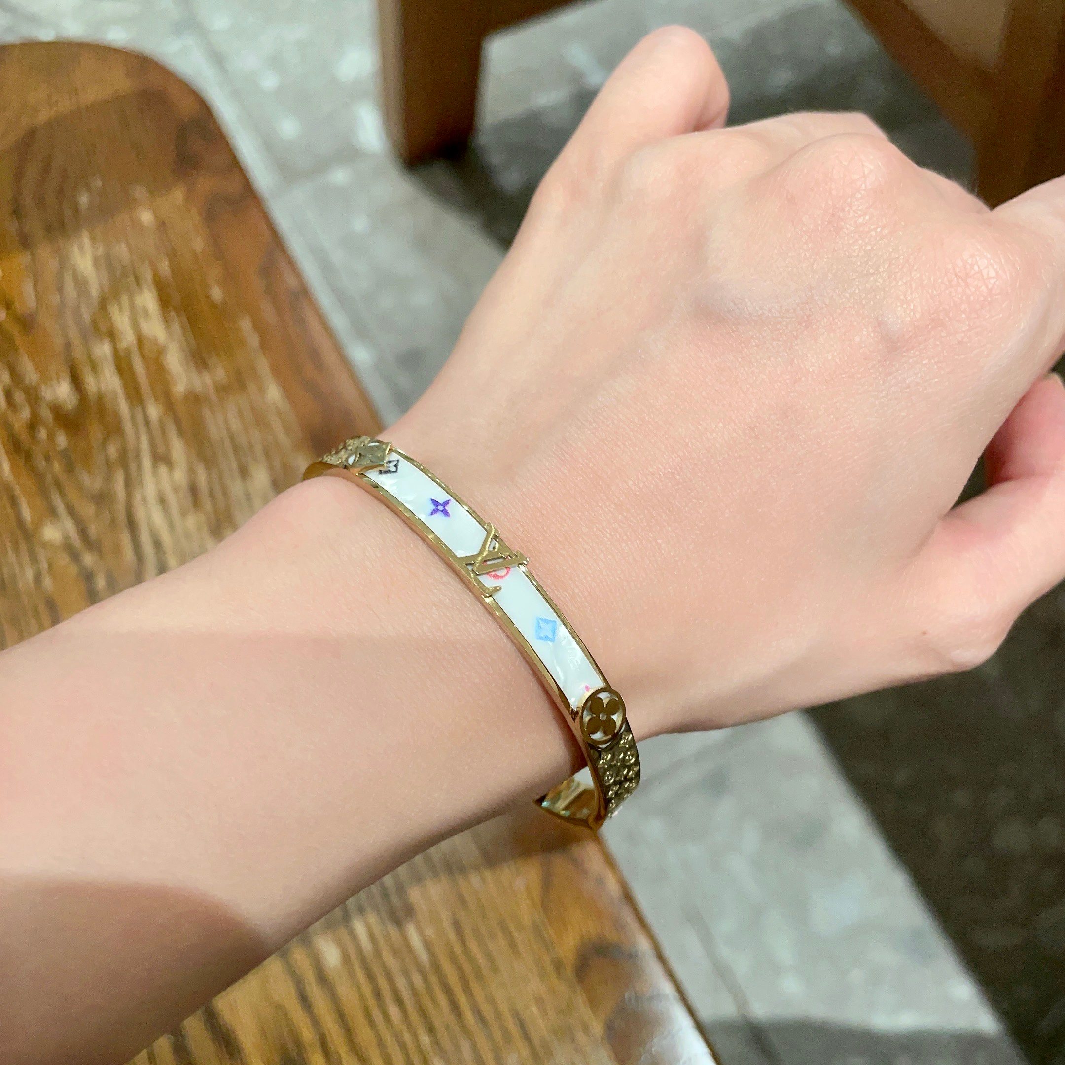 LV原單女士金色白底彩標手環清新時尚百搭款｜歐美奢侈品精品推薦
