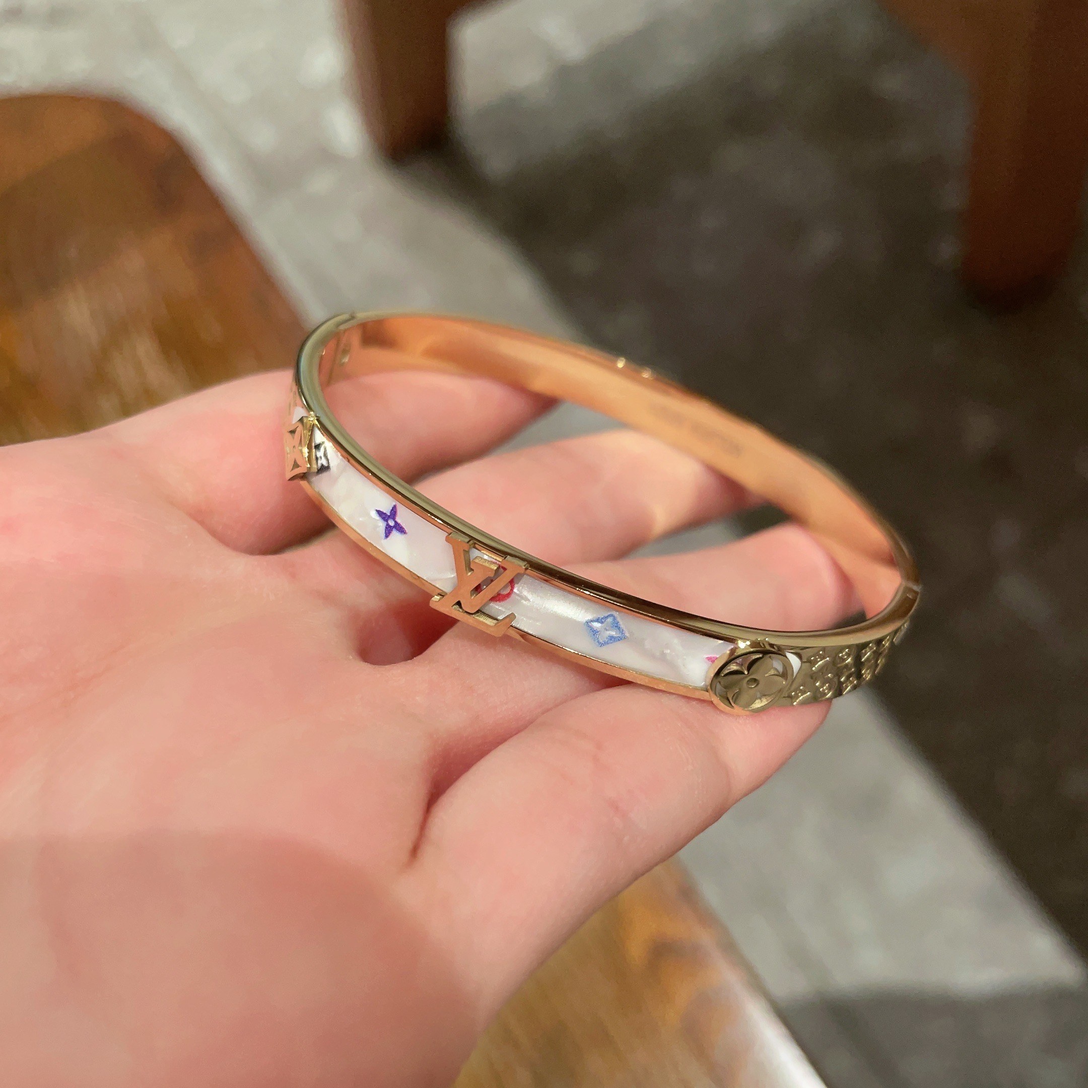 LV原單女士金色白底彩標手環清新時尚百搭款｜歐美奢侈品精品推薦