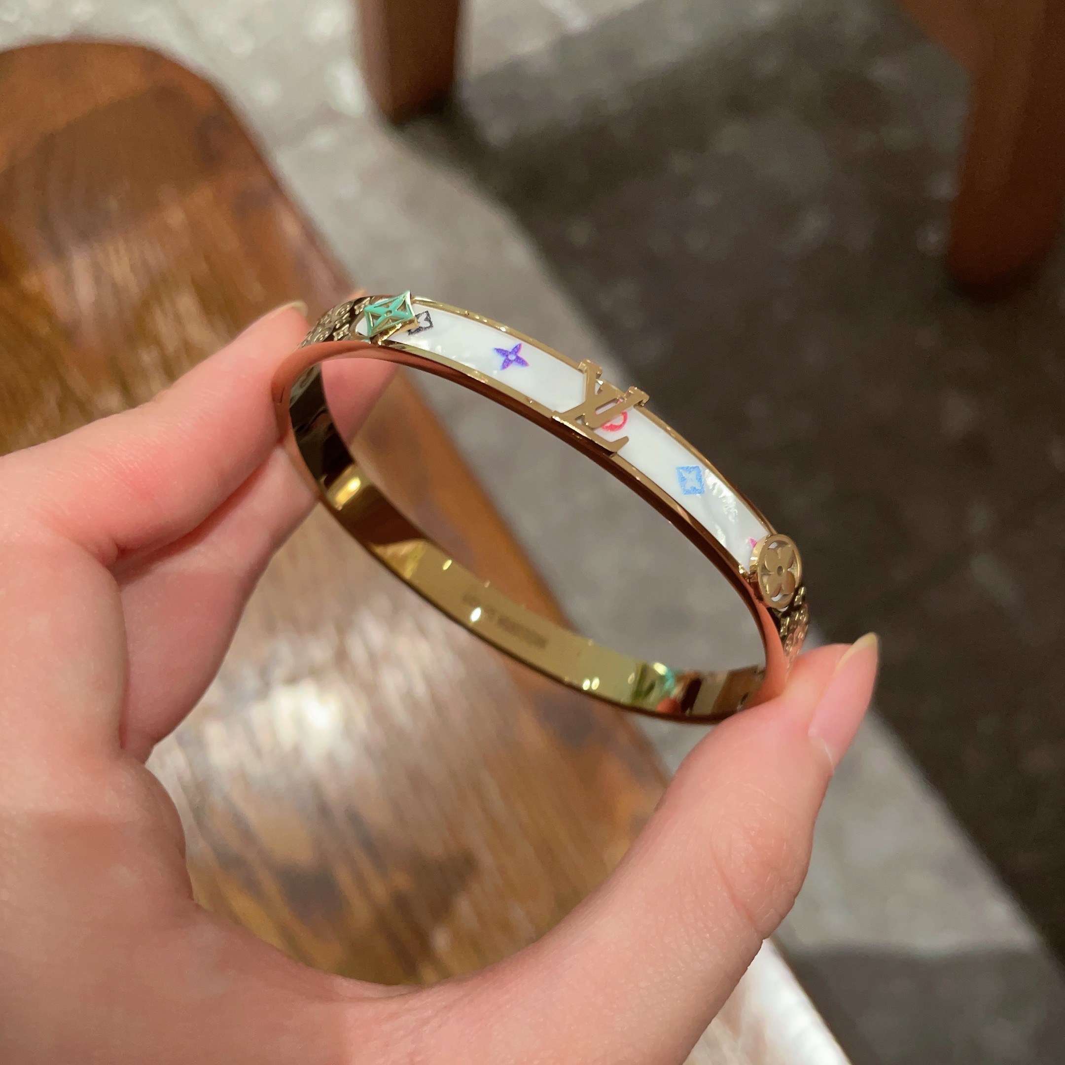 LV原單女士金色白底彩標手環清新時尚百搭款｜歐美奢侈品精品推薦