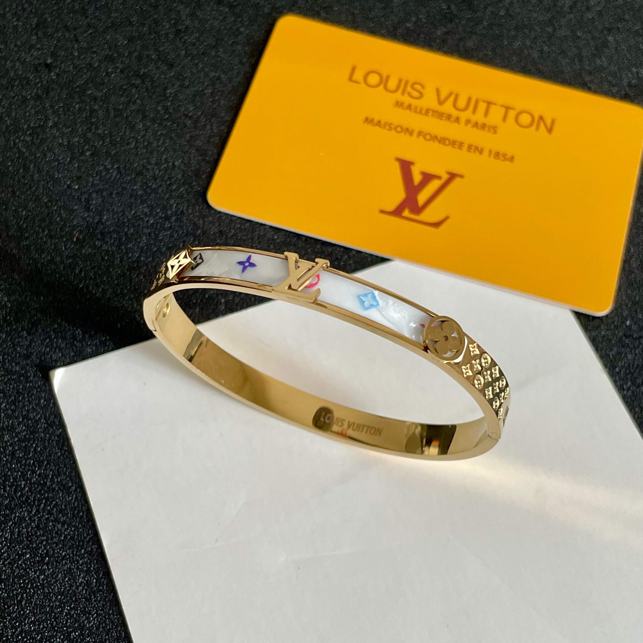 LV原單女士金色白底彩標手環清新時尚百搭款｜歐美奢侈品精品推薦