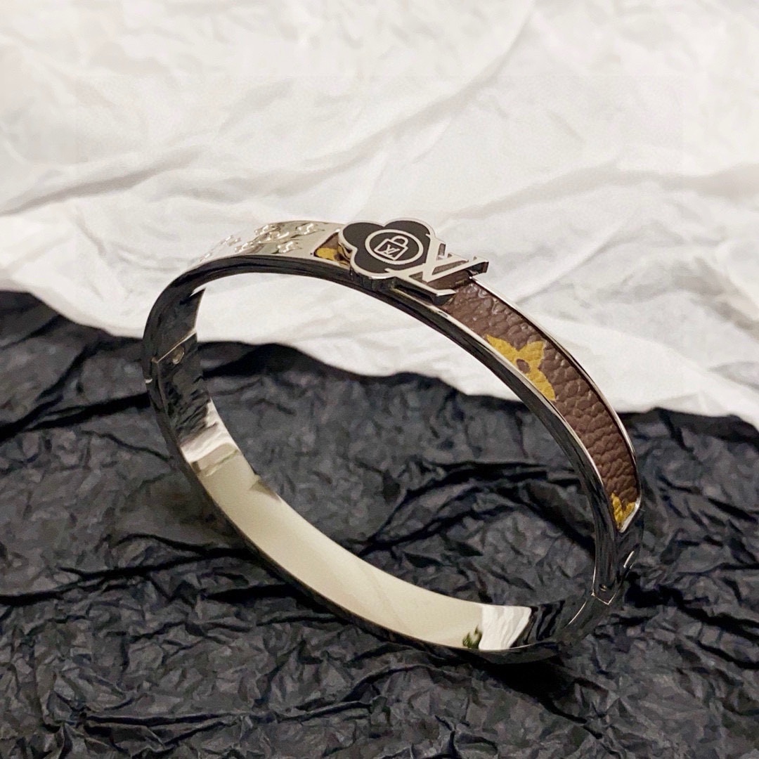 LV高仿女士Monogram鑲皮圓標手環低調奢華百搭款｜歐美奢侈品精品推薦