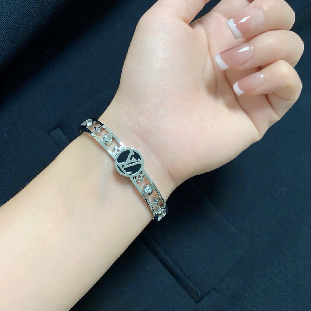 LV高仿女士滿鑽圓牌Logo手環閃耀輕奢造型款｜歐美奢侈品精品推薦