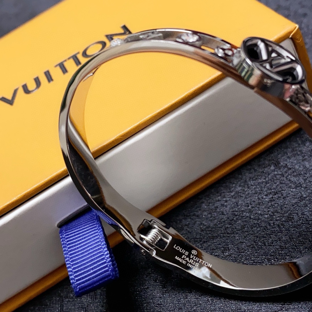 LV高仿女士滿鑽圓牌Logo手環閃耀輕奢造型款｜歐美奢侈品精品推薦