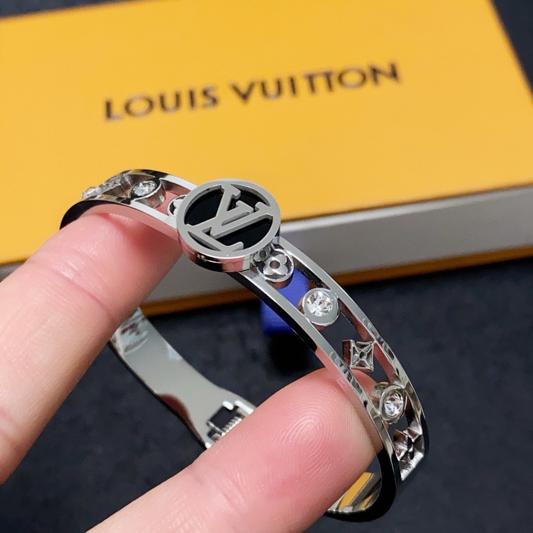 LV高仿女士滿鑽圓牌Logo手環閃耀輕奢造型款｜歐美奢侈品精品推薦
