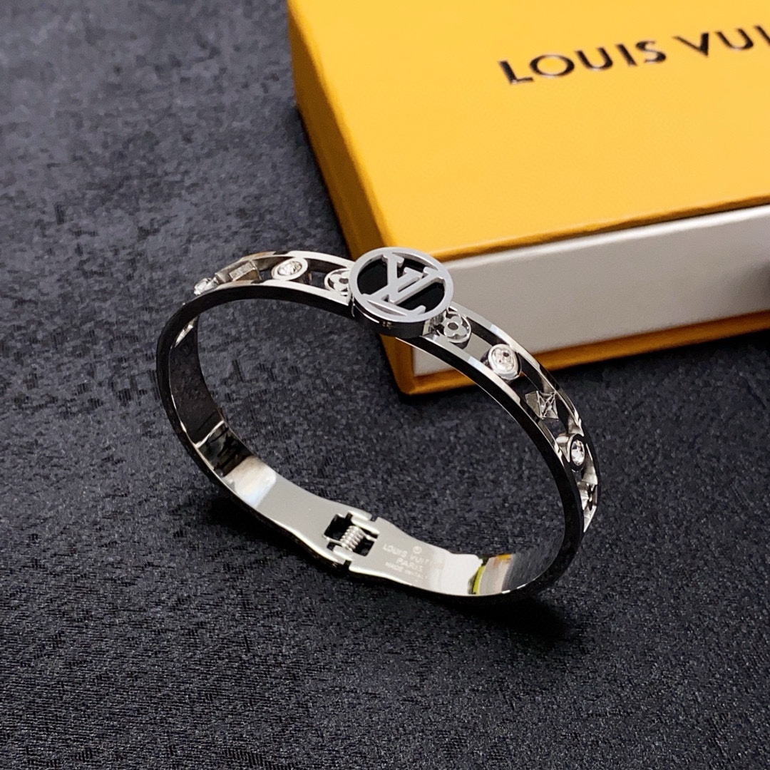LV高仿女士滿鑽圓牌Logo手環閃耀輕奢造型款｜歐美奢侈品精品推薦