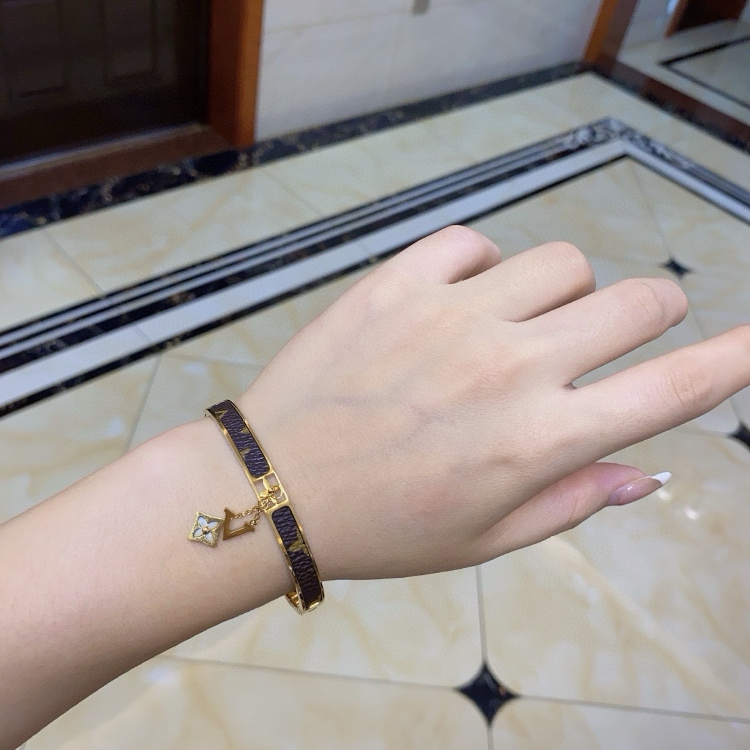 LV高仿女士Monogram鑲皮花形吊墜手環靈動氣質款｜歐美奢侈品精品推薦