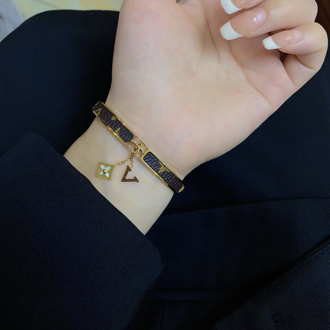 LV高仿女士Monogram鑲皮花形吊墜手環靈動氣質款｜歐美奢侈品精品推薦