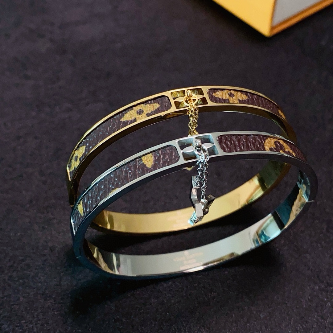 LV高仿女士Monogram鑲皮花形吊墜手環靈動氣質款｜歐美奢侈品精品推薦