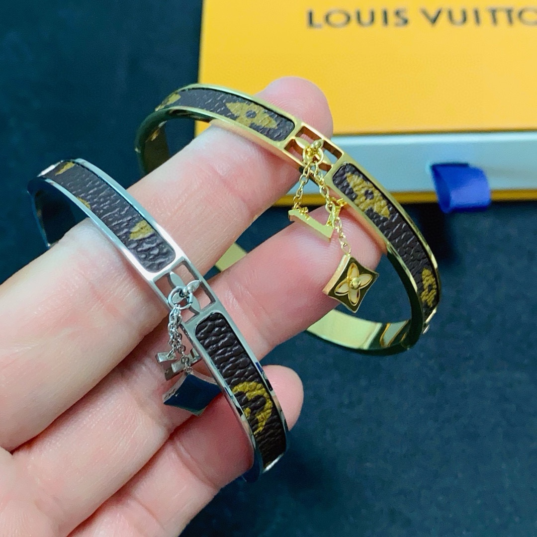 LV高仿女士Monogram鑲皮花形吊墜手環靈動氣質款｜歐美奢侈品精品推薦