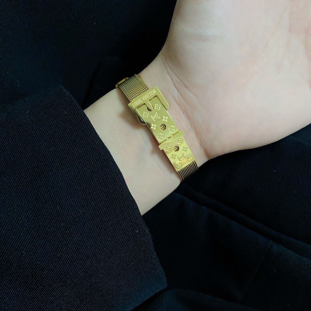 LVA貨金色不鏽鋼手環精緻刻紋法式優雅款｜歐美奢侈品精品推薦