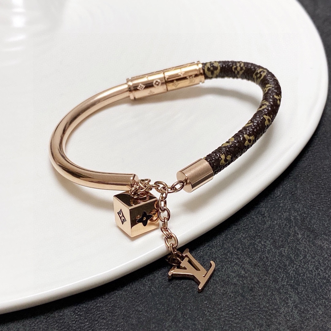 LV一比一Monogram皮革金屬混搭手環時尚吊飾款｜歐美奢侈品精品推薦