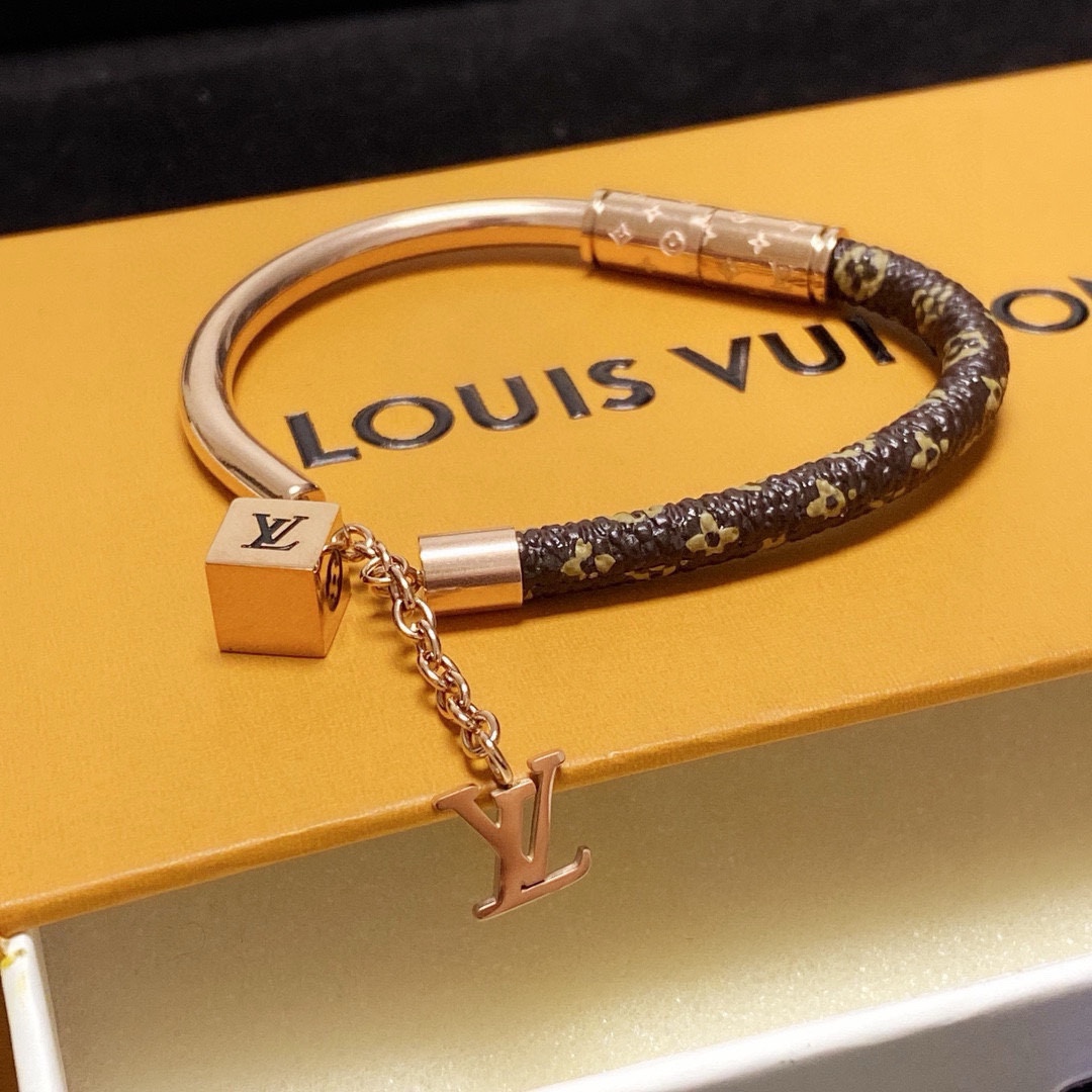 LV一比一Monogram皮革金屬混搭手環時尚吊飾款｜歐美奢侈品精品推薦