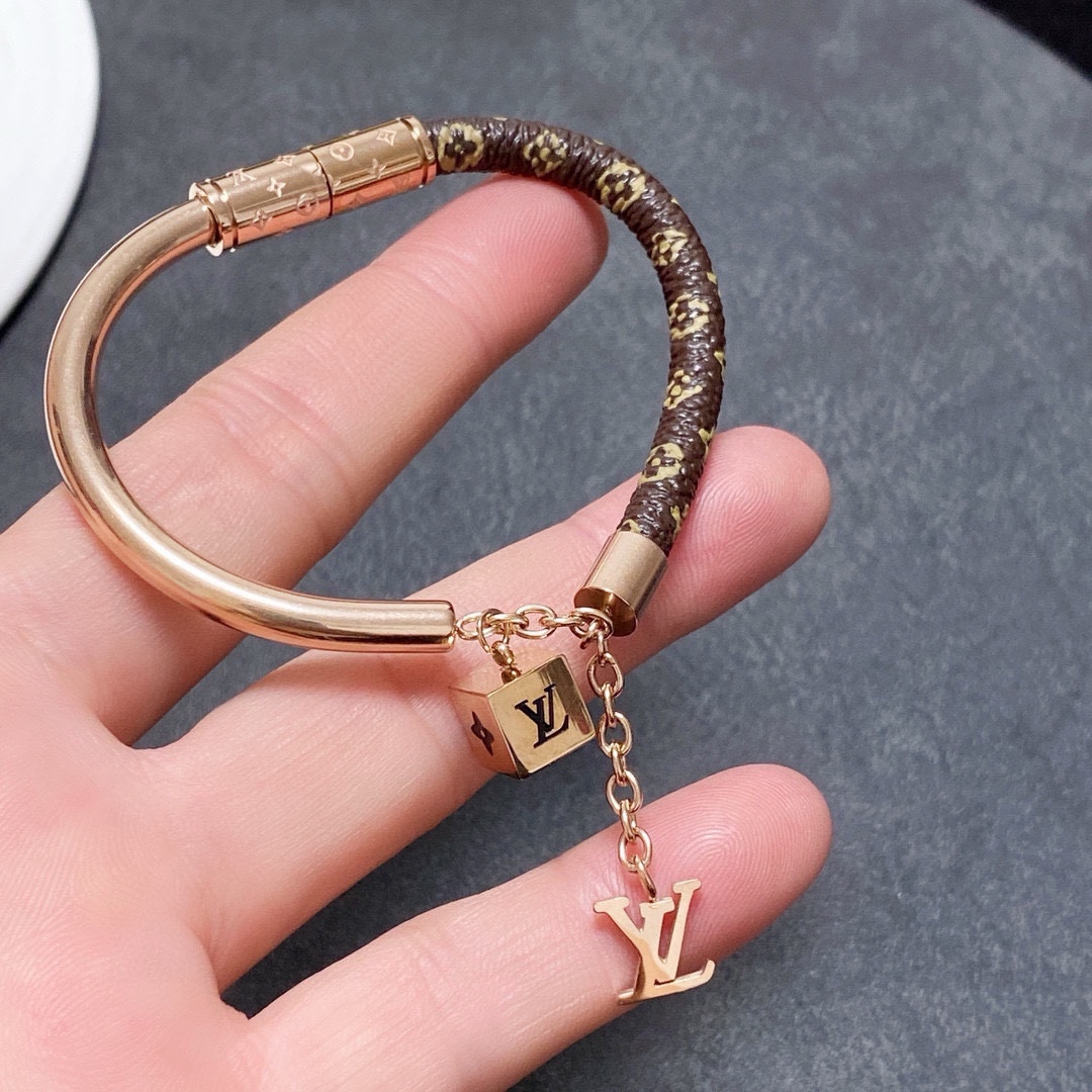 LV一比一Monogram皮革金屬混搭手環時尚吊飾款｜歐美奢侈品精品推薦