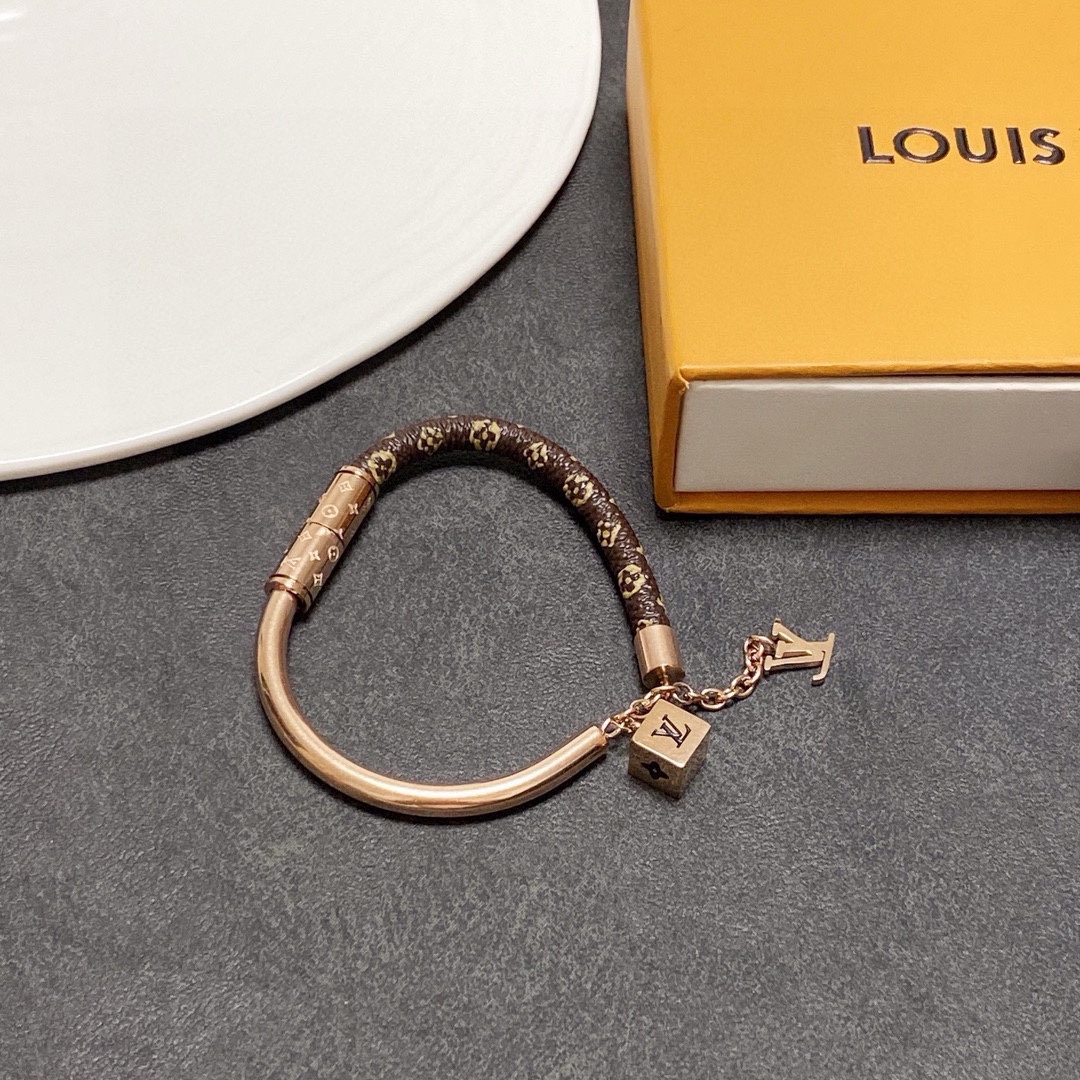 LV一比一Monogram皮革金屬混搭手環時尚吊飾款｜歐美奢侈品精品推薦