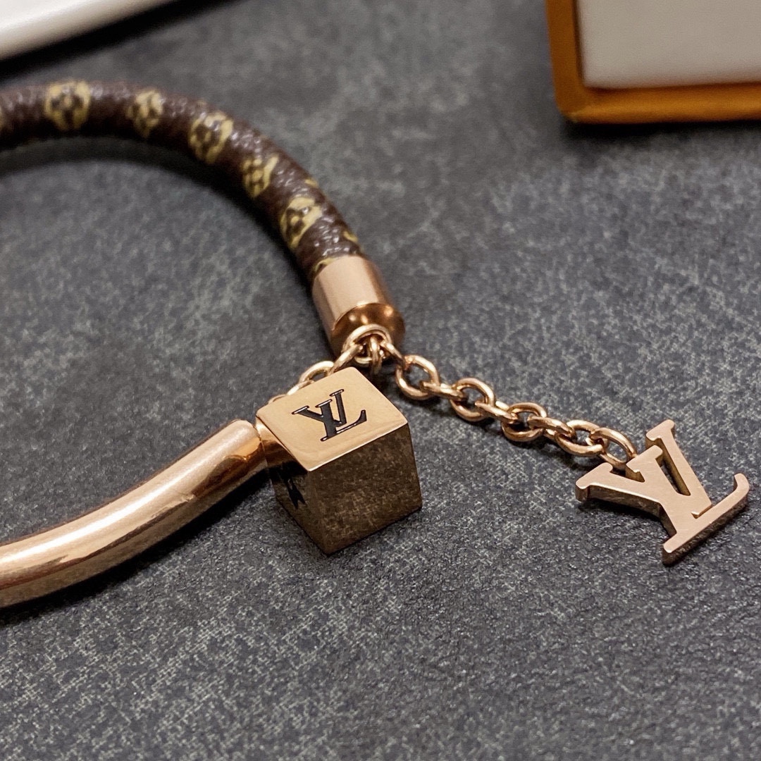 LV一比一Monogram皮革金屬混搭手環時尚吊飾款｜歐美奢侈品精品推薦