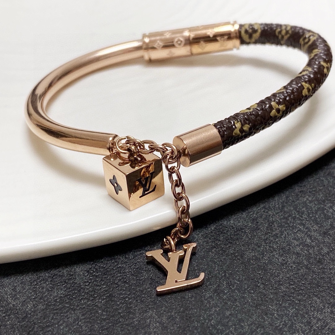 LV一比一Monogram皮革金屬混搭手環時尚吊飾款｜歐美奢侈品精品推薦