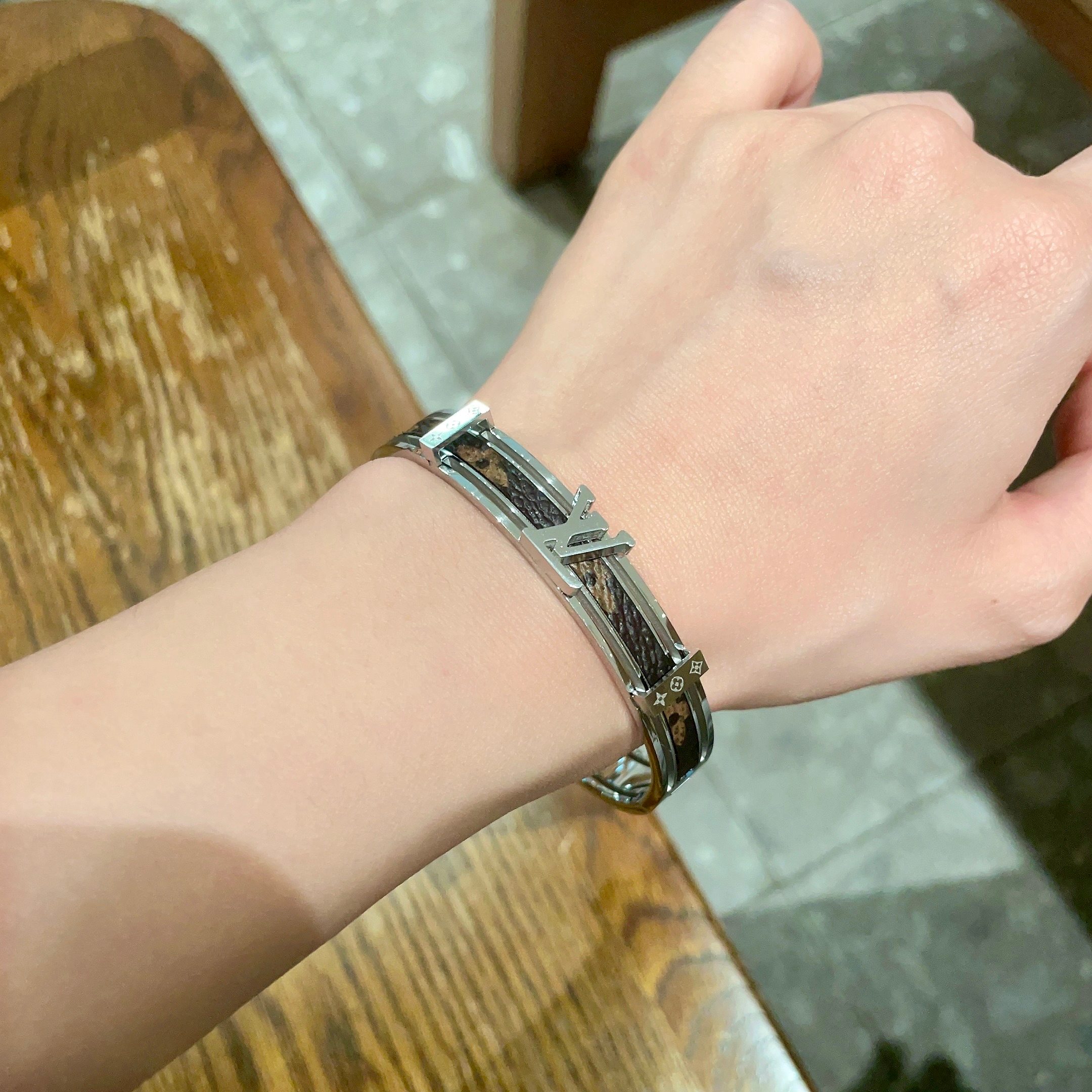 LV原單Monogram皮革拼接銀色手環時尚百搭款｜歐美奢侈品精品推薦