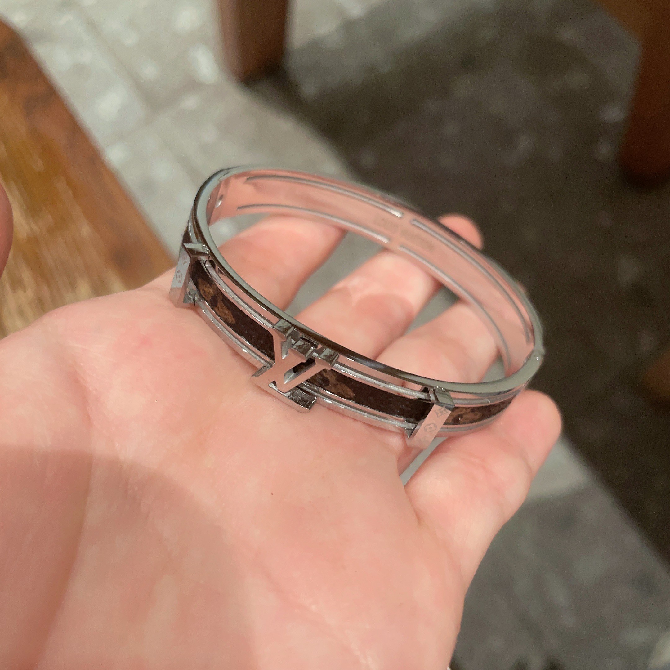 LV原單Monogram皮革拼接銀色手環時尚百搭款｜歐美奢侈品精品推薦