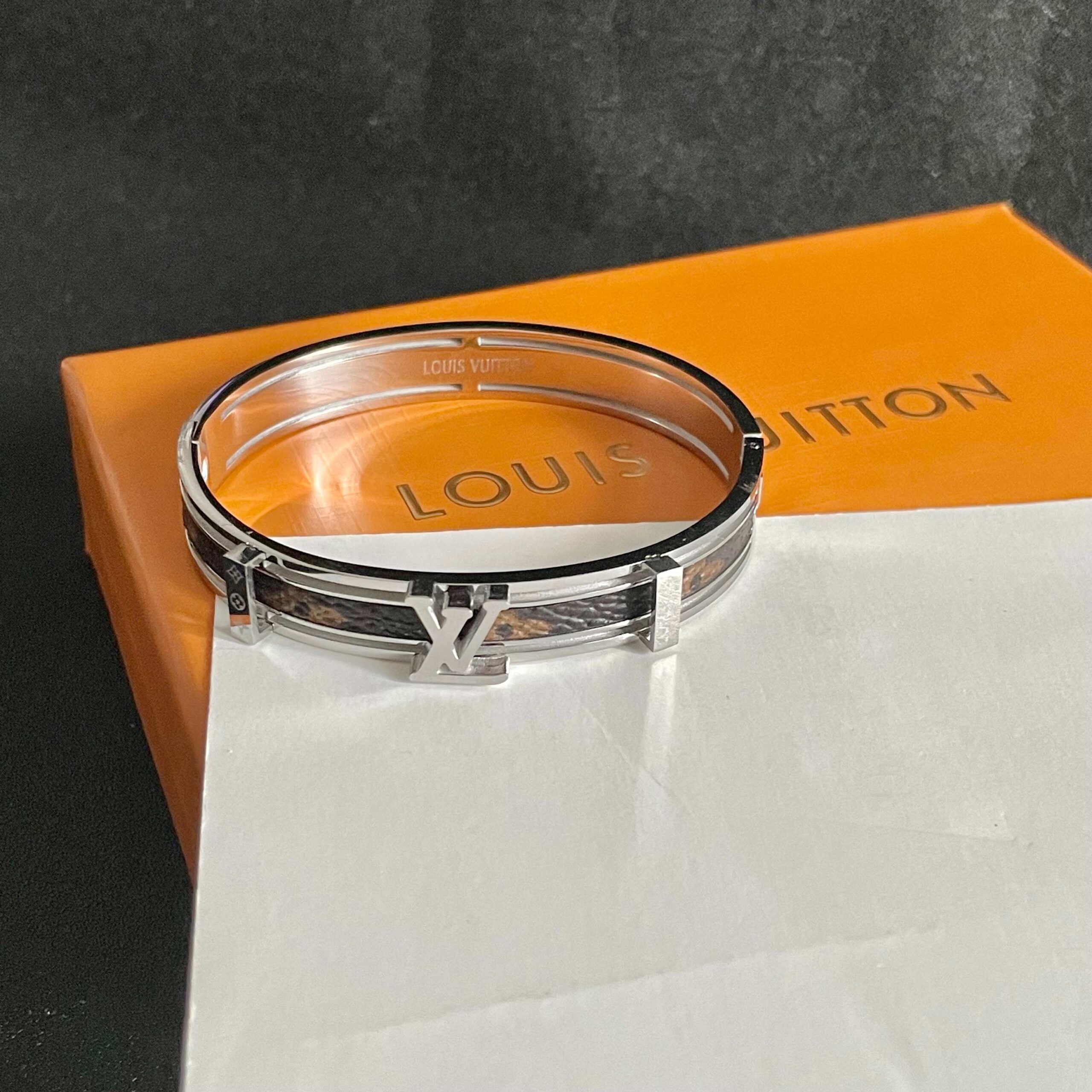 LV原單Monogram皮革拼接銀色手環時尚百搭款｜歐美奢侈品精品推薦