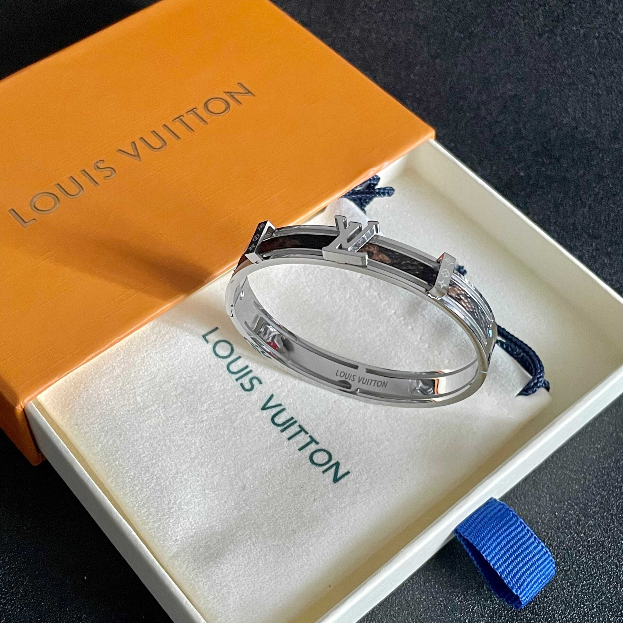 LV原單Monogram皮革拼接銀色手環時尚百搭款｜歐美奢侈品精品推薦
