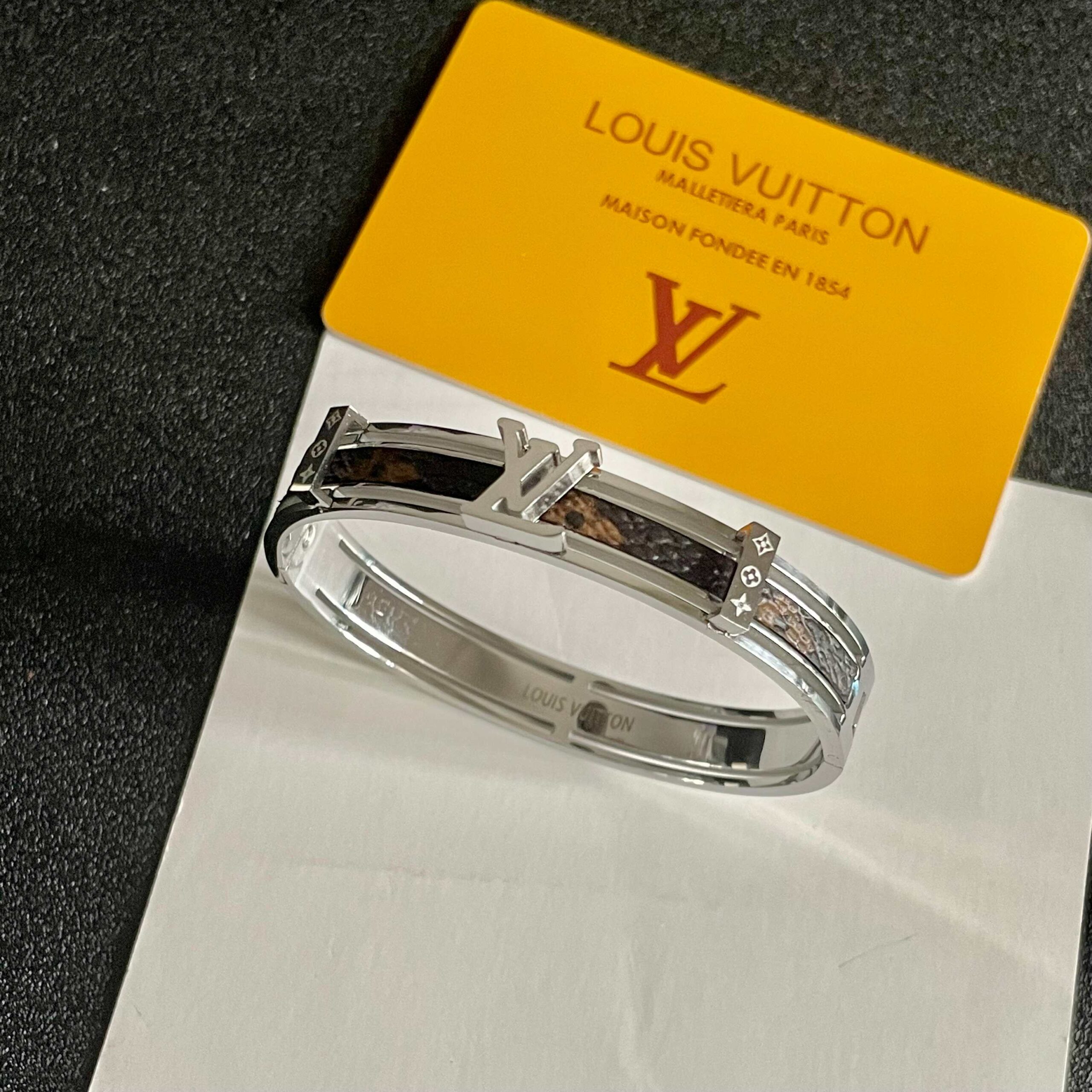 LV原單Monogram皮革拼接銀色手環時尚百搭款｜歐美奢侈品精品推薦