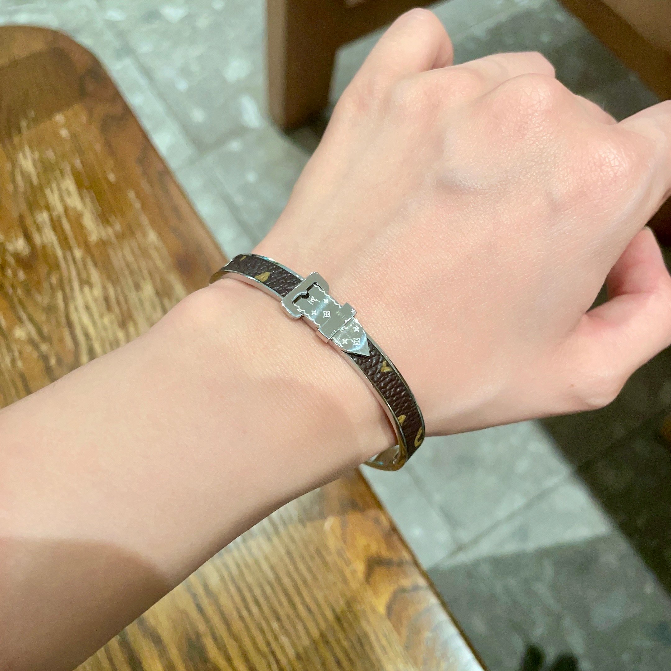 LVA貨Monogram皮革細版手環銀色扣飾簡約款｜歐美奢侈品精品推薦
