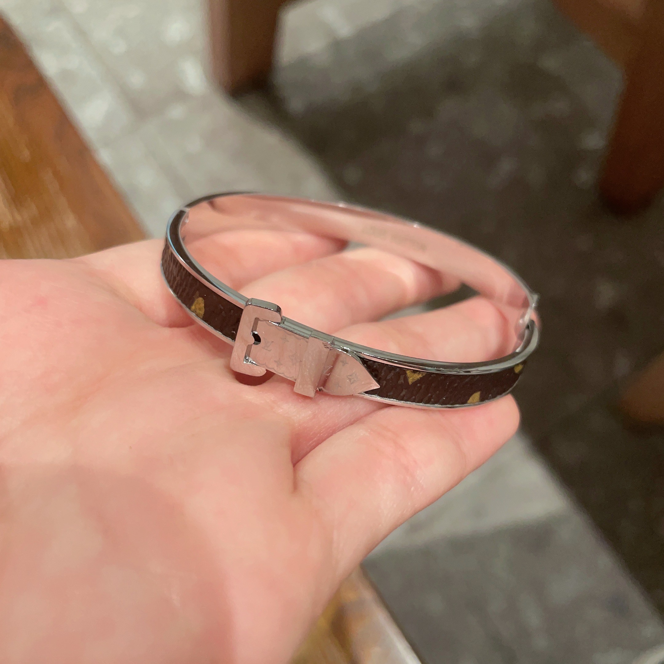 LVA貨Monogram皮革細版手環銀色扣飾簡約款｜歐美奢侈品精品推薦