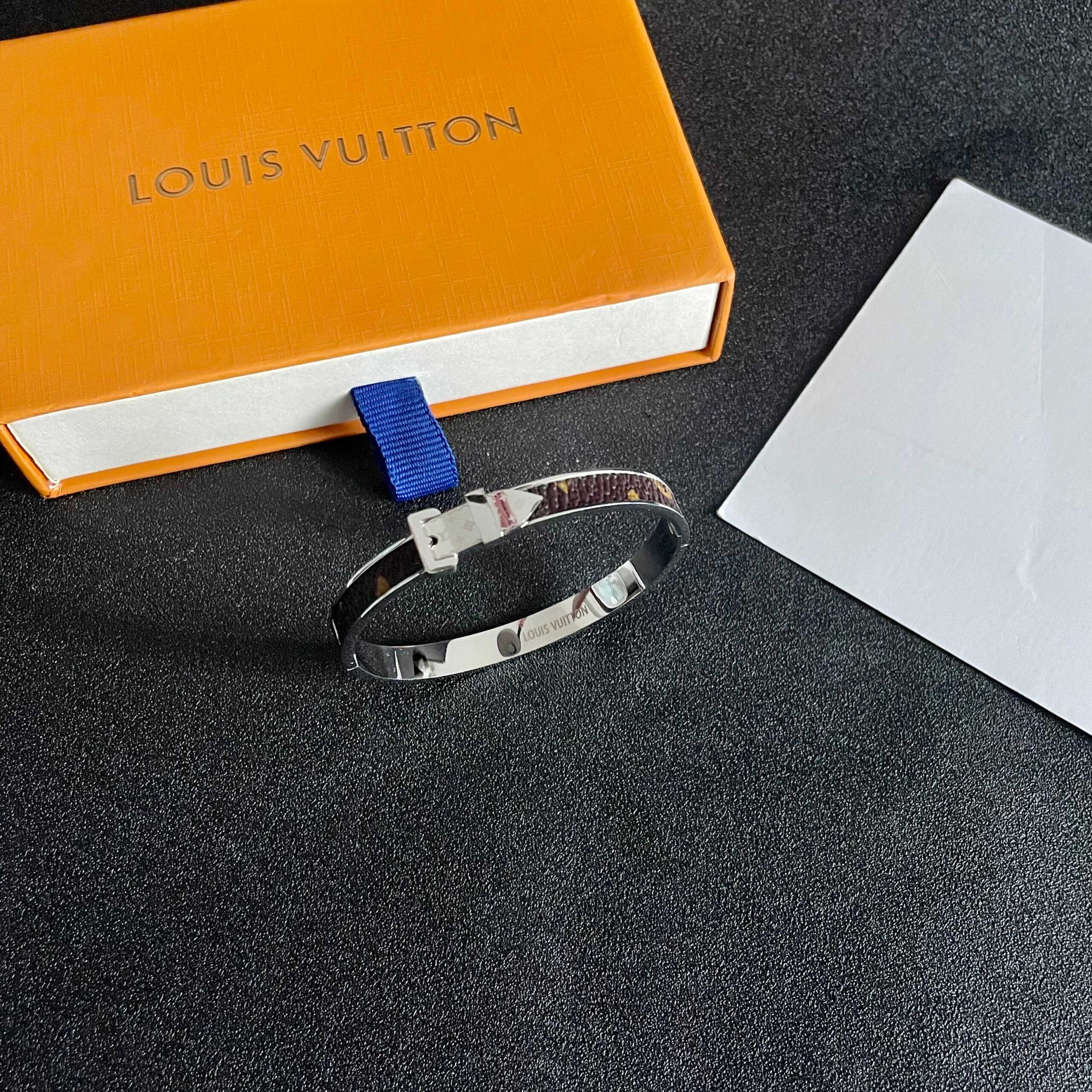 LVA貨Monogram皮革細版手環銀色扣飾簡約款｜歐美奢侈品精品推薦