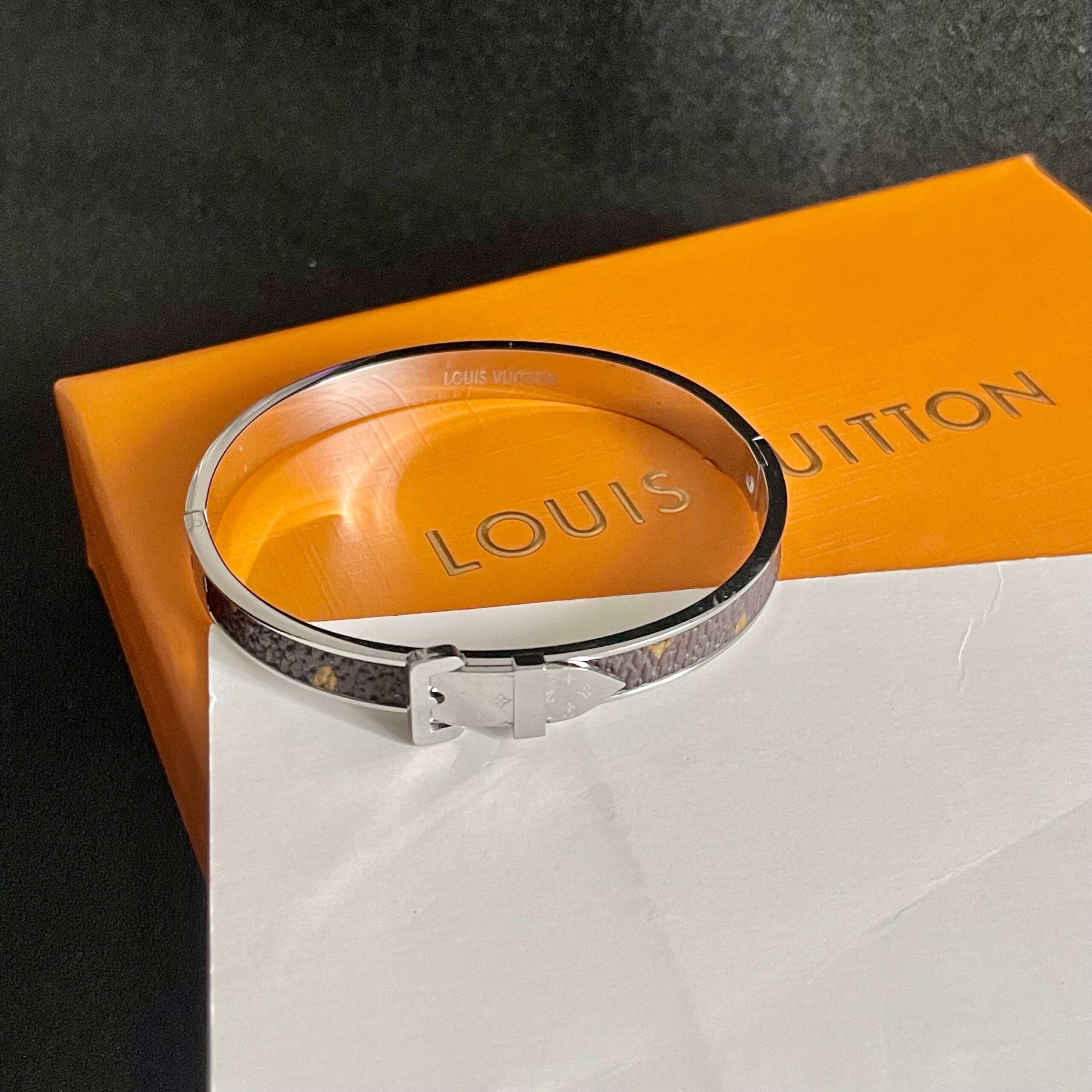 LVA貨Monogram皮革細版手環銀色扣飾簡約款｜歐美奢侈品精品推薦