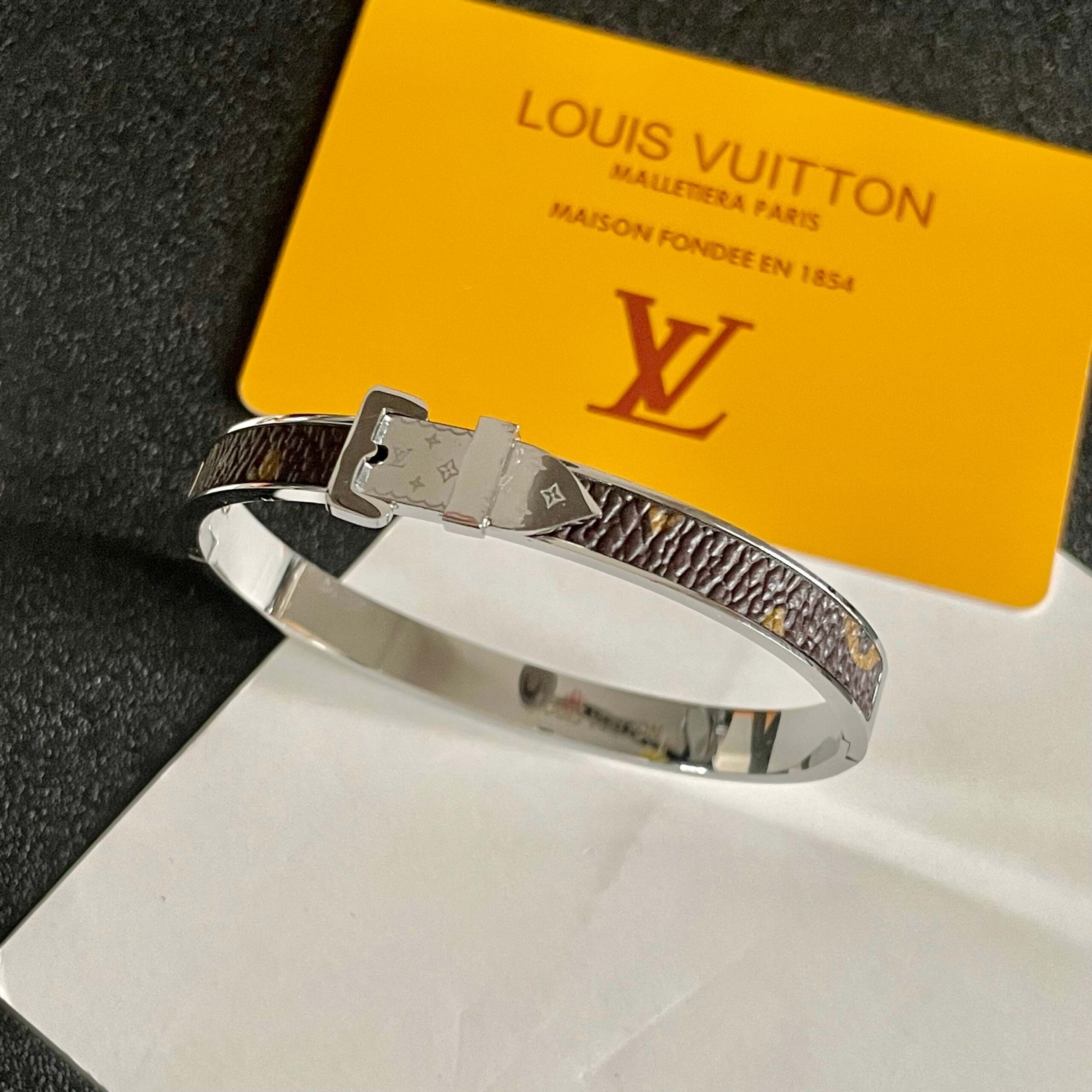 LVA貨Monogram皮革細版手環銀色扣飾簡約款｜歐美奢侈品精品推薦