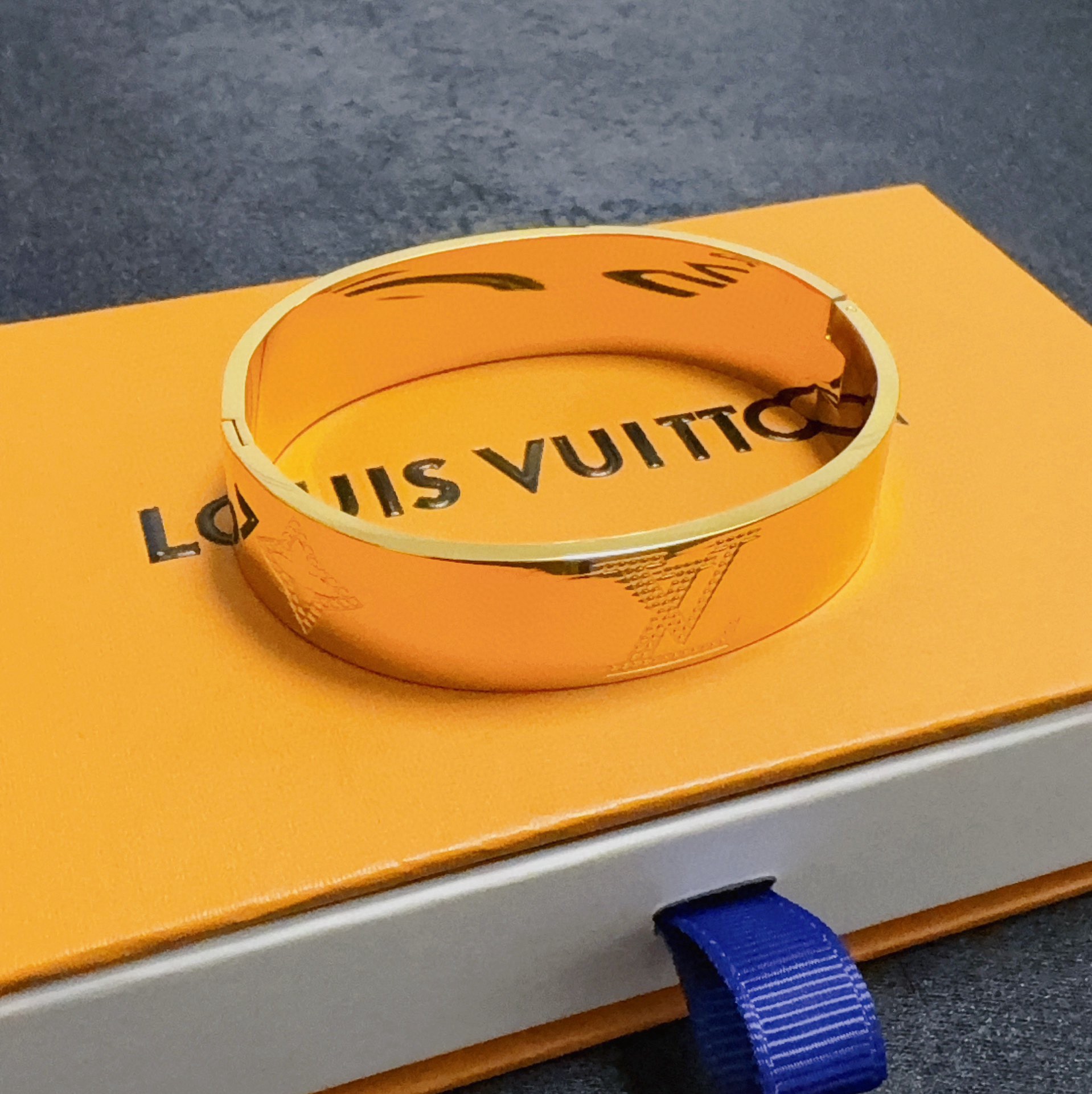 LV原單金色雕刻LV標誌手環簡約奢華設計款｜歐美奢侈品精品推薦