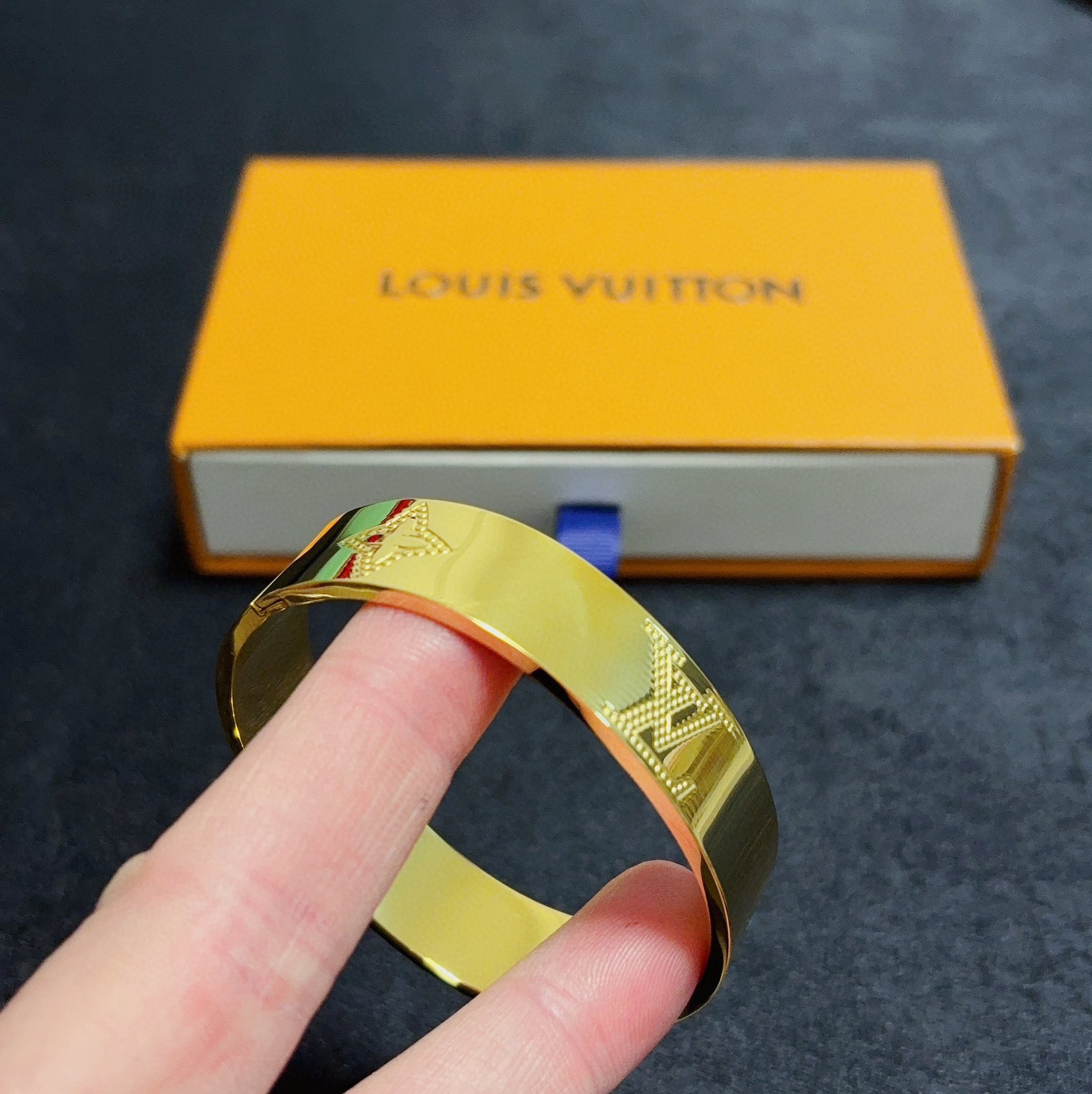 LV原單金色雕刻LV標誌手環簡約奢華設計款｜歐美奢侈品精品推薦
